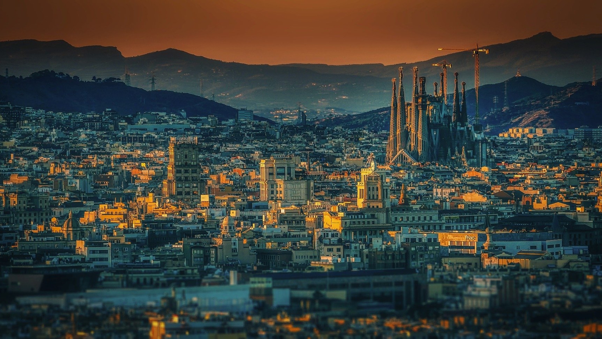 Descubriremos la ciudad, sus diferentes zonas y los monumentos más emblemáticos de Barcelona. La visita panorámica le permitirá orientarse y conocer de forma general, lo esencial de Barcelona.