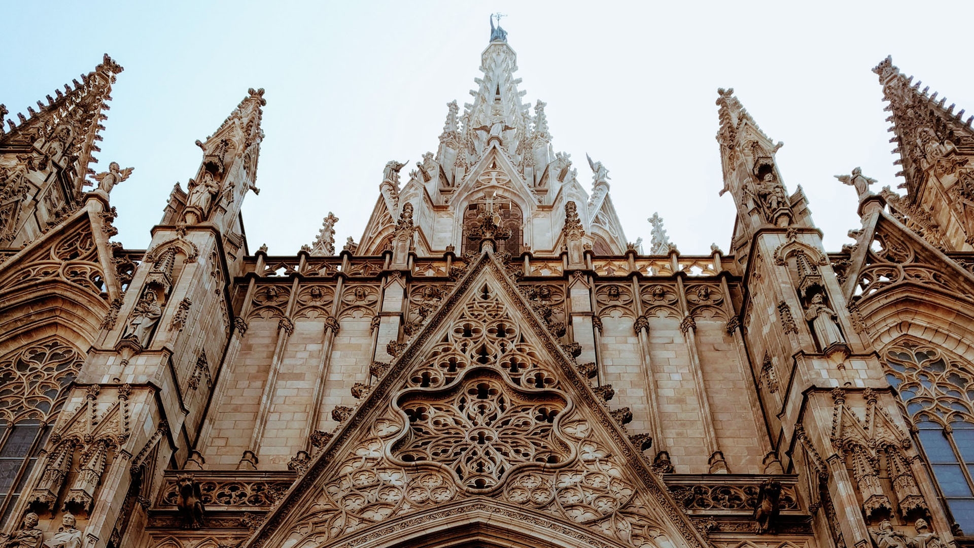 Interesante visita histórica en la que realizaremos un viaje en el tiempo, desde la romana Barcino hasta la Barcelona Medieval y descubriremos algunos de los principales monumentos de este periodo, recorriendo el Barrio Gótico, La Rivera y el Born.