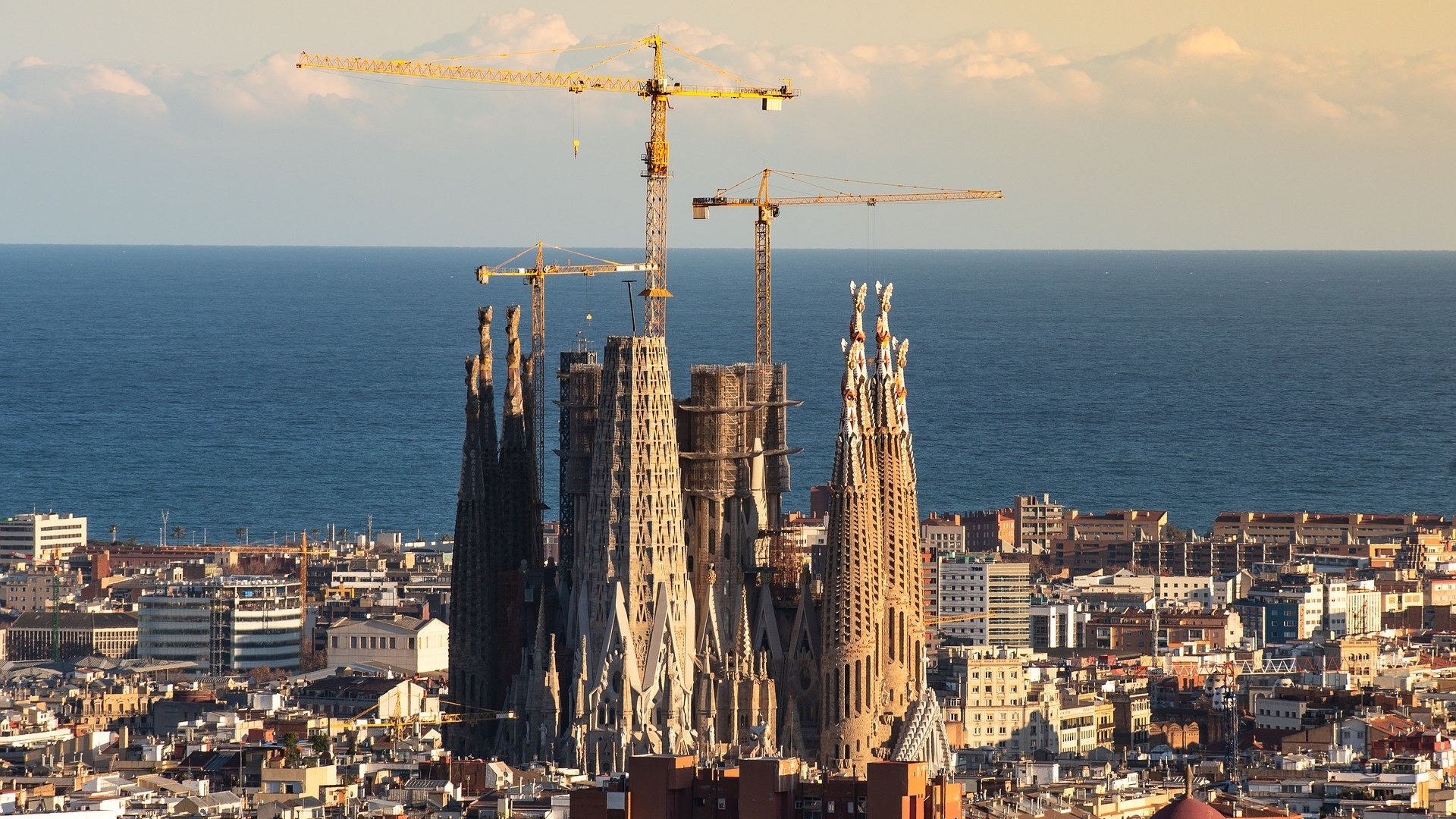 La Sagrada Familia es la obra maestra de Antonio Gaudí, el monumento más emblemático de nuestra ciudad y el más visitado del país con más de 4,500.000 de visitantes el año pasado. Disfrute de esta impresionante iglesia con una visita privada y sin colas.