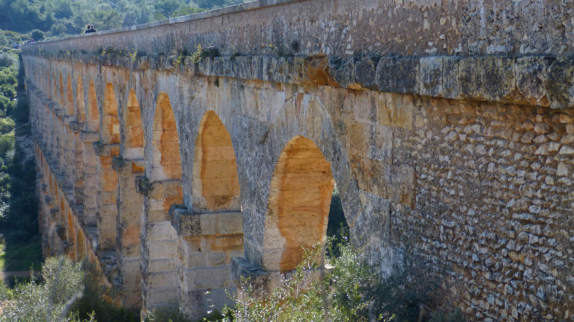 Situada en el sur de Cataluña, esta bonita ciudad mediterránea cuenta con uno de los conjuntos arqueológicos romanos más importantes y mejor conservados de España por ello, en el año 2000 fue declarado Patrimonio de la Humanidad.