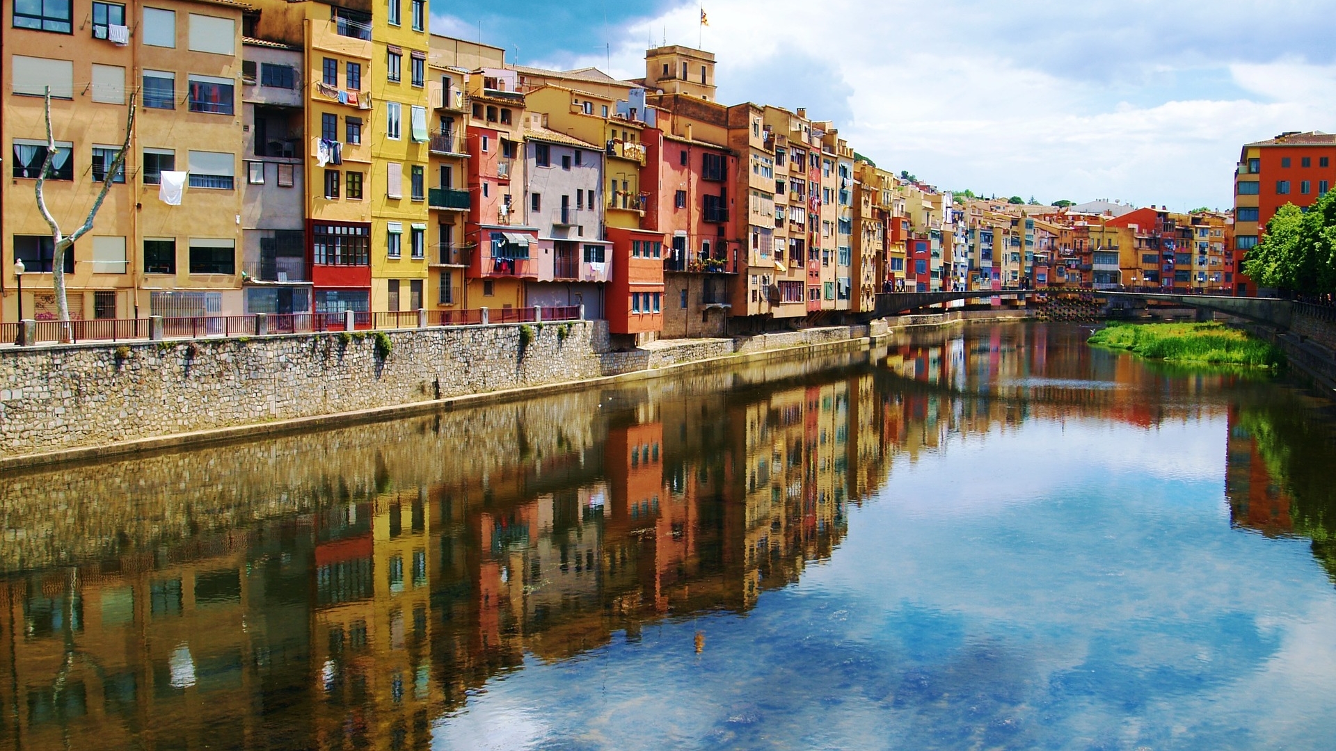 Descubriremos la Girona medieval con un agradable paseo, conoceremos su historia y veremos algunos de sus imponentes monumentos entre ellos, la Catedral, las murallas o su barrio judío que es el mejor conservado de Cataluña, además de disfrutar de las vistas sobre el río Onyar con sus casas de colores.