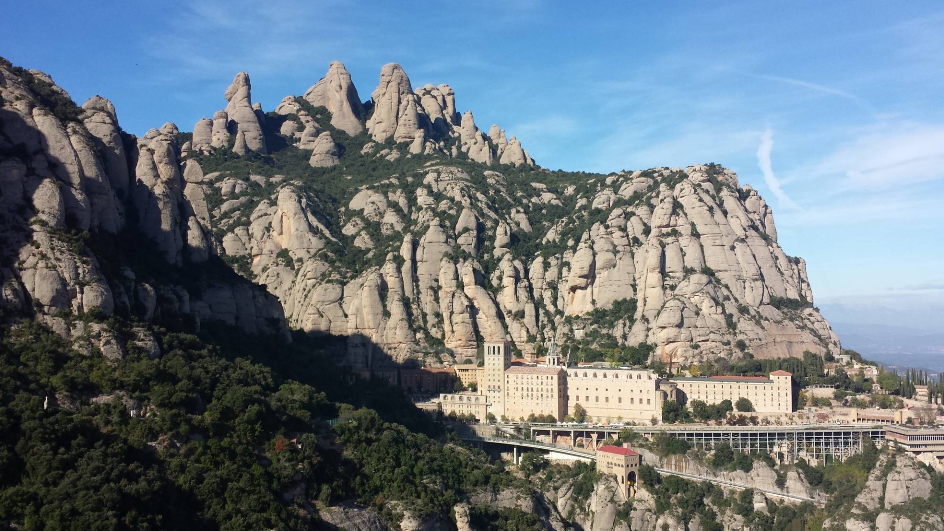 Disfruten de una excursión que combina, naturaleza, espiritualidad, historia y arte. La Montaña de Montserrat, con formas únicas, el Monasterio Benedictino y la Basílica de Nuestra Señora de Montserrat, la patrona de Cataluña.