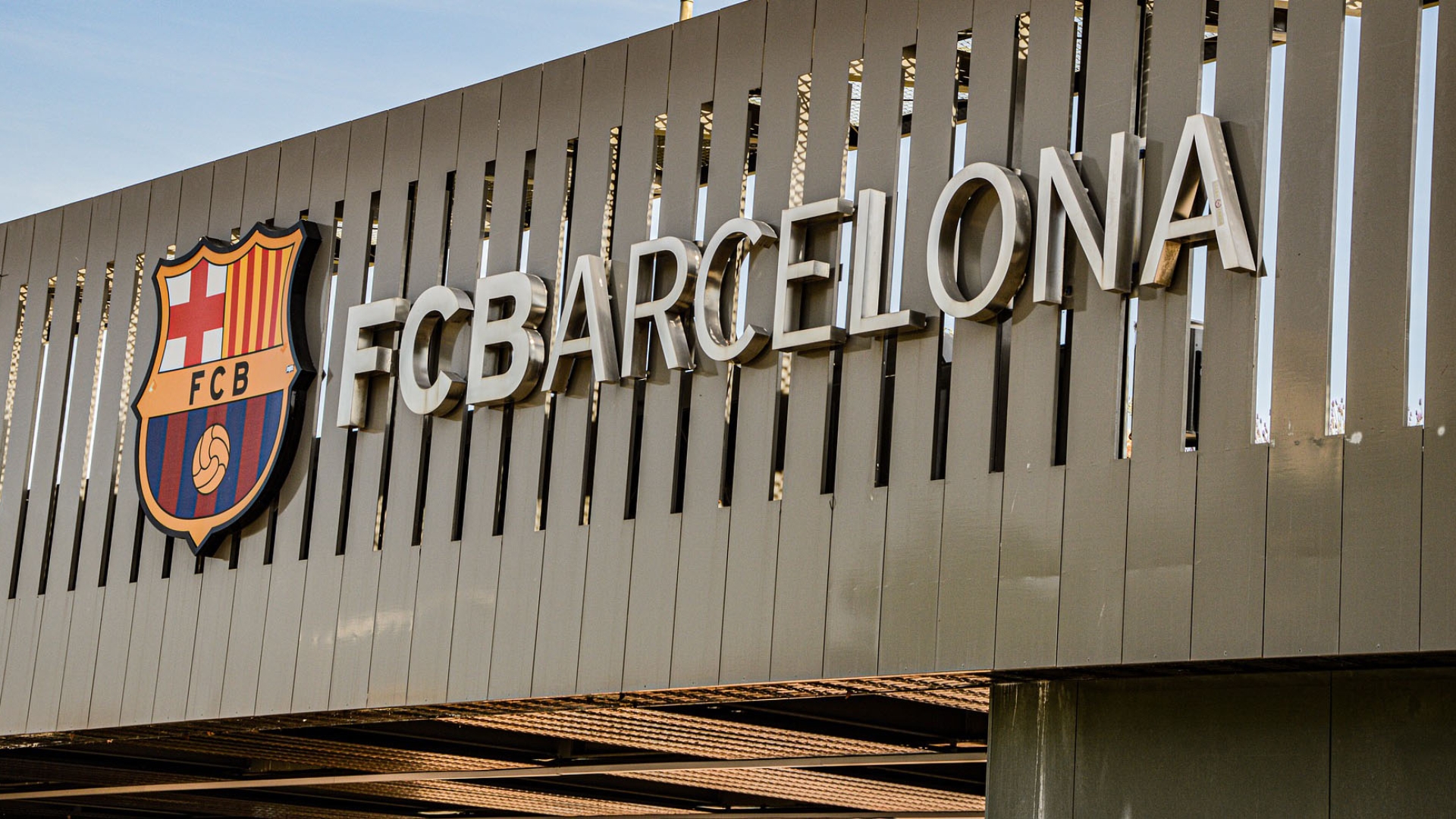 Si usted es aficionado al deporte, le ofrecemos un tour ideal, un recorrido para admirar las construcciones de la Barcelona 92 y la visita al Camp Nou, el admirado estadio del Barça (FCB).