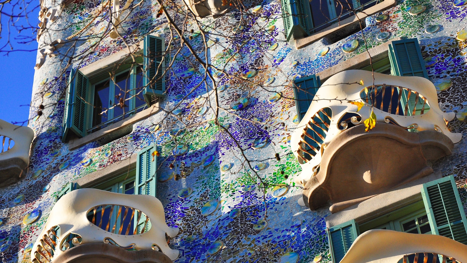 El recorrido nos permitirá conocer la Avenida más elegante de la ciudad, el Paseo de Gracia, el lugar donde se encuentran la mayor concentración de obras modernistas en Barcelona.