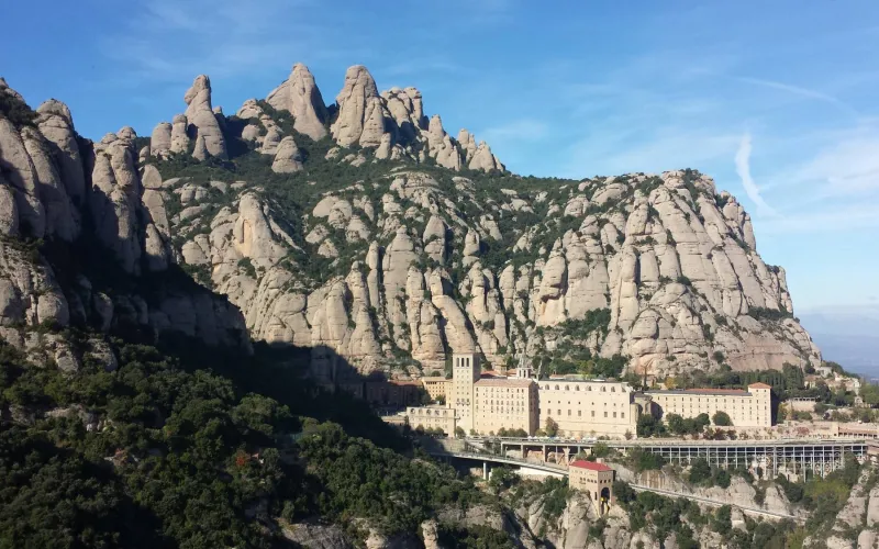 Disfruten de una excursión que combina, naturaleza, espiritualidad, historia y arte. La Montaña de Montserrat, con formas únicas, el Monasterio Benedictino y la Basílica de Nuestra Señora de Montserrat, la patrona de Cataluña.