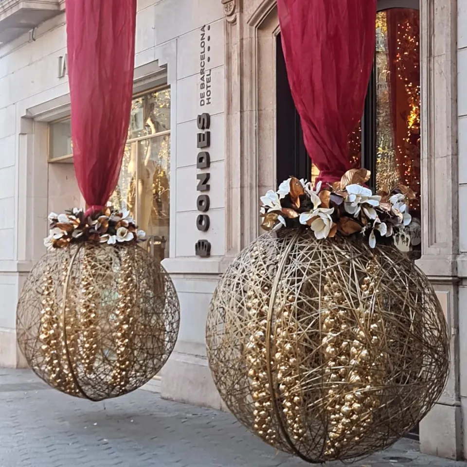 Waiting for my clients. #barcelonaguidesgroup #barcelonatoursandguides #barcelonaofficialguide #barcelonaprivatetour #hotelcondesdebarcelona #passeigdegracia #gaudibarcelona #christmastime