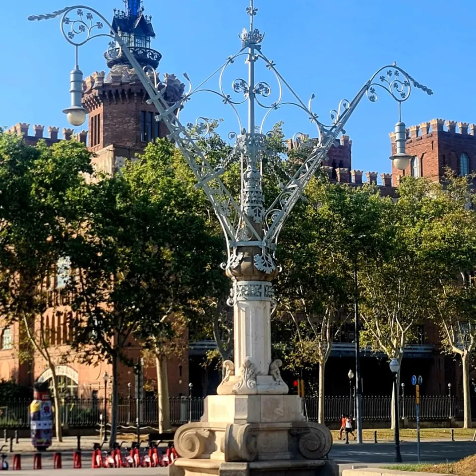 Enjoying the summer in Barcelona. I love this city! #barcelonaguidesgroup #barcelonatoursandguides #barcelonaofficialguide #barcelonaprivatetourguide #barcelonacity #lovebarcelona #barcelonatailormadetours #passeiglluiscompanys #parcdelaciutadella #castelldelstresdragons #lluisdomenechimontaner #perefalqués