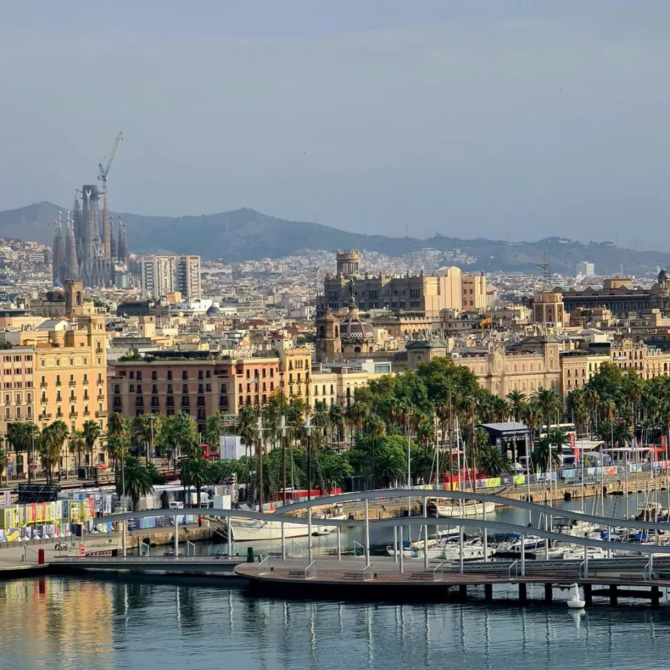 NIce views of Barcelona. In love with my city! #barcelonaguidesgroup #barcelonaofficialguide #barcelonatoursandguides #barcelonaprivatetourguide #barcelonatailormadetours #barcelonalovers #lovebarcelona #laramblademar #larambla #portvell #cataloniaexperience